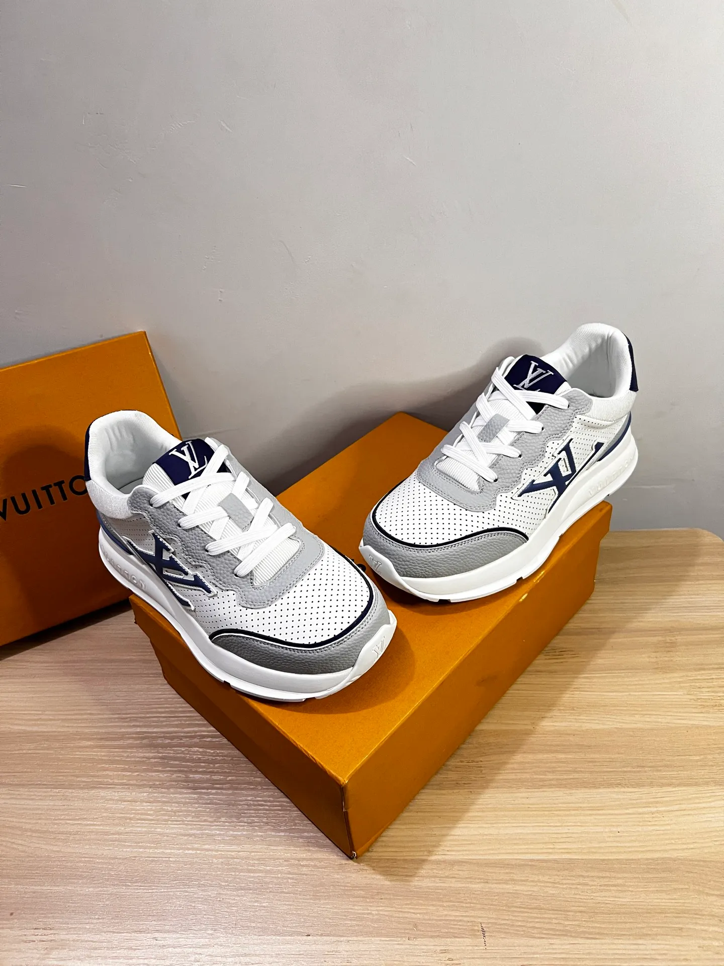 Factory price: 438💰LV men's classic casual sneakers. This sneaker is made of soft cow leather and has a classic logo. The classic logo shapes the elegant upper. The thick yet lightweight rubber outsole is embossed with the Louis Vuitton logo. The padded insole and technical lining once again upgrade the comfort experience. The calfskin lining imported from Italy is high-end and comfortable, and the original outsole is light and wear-resistant! Purely handmade, details determine quality! Size: 38-45, customized 45